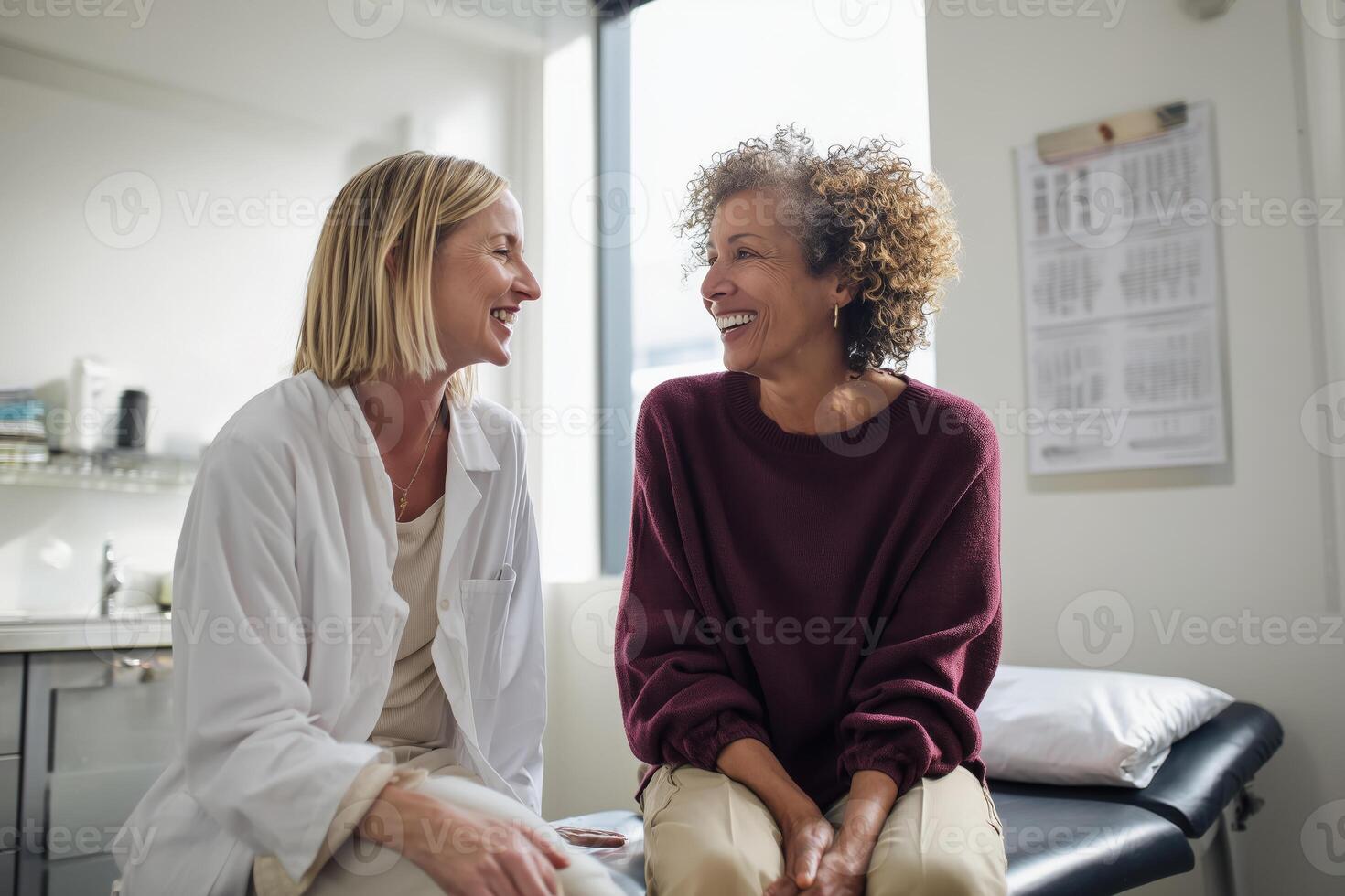 Doctor speaking with a smiling patient at the Optimal Health Nutri clinic